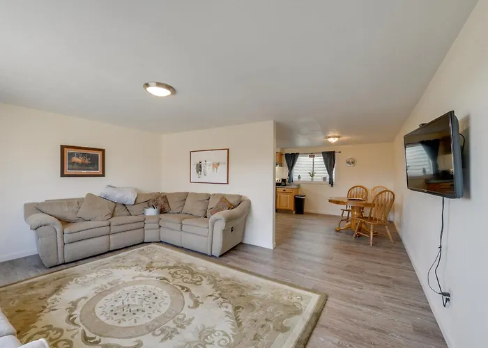 Apartment Modern Retreat: Near 4th Of July Parades! *