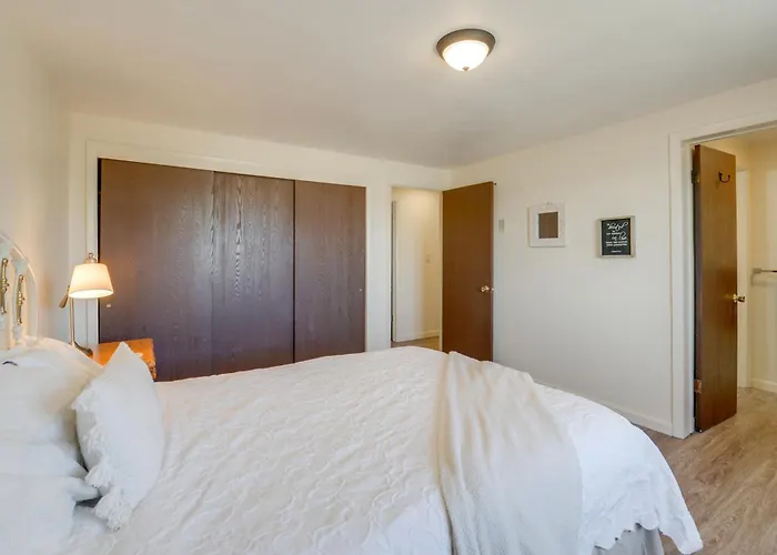 Apartment Modern Retreat: Near 4th Of July Parades!