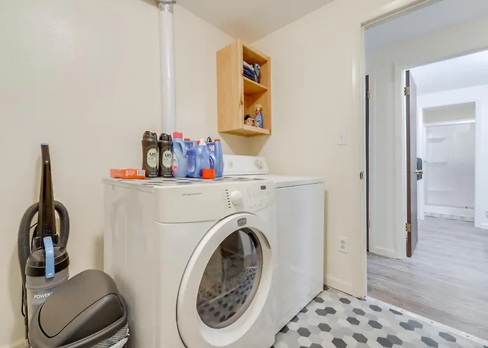 Apartment Modern Retreat: Near 4th Of July Parades! Riverton